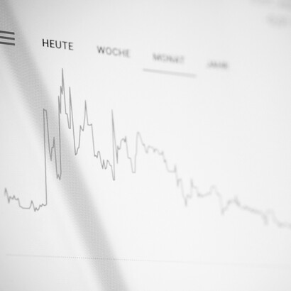 La ricerca di un equilibrio tra stabilità monetaria, crescita economica e interesse collettivo rimane una delle principali sfide delle moderne politiche economiche