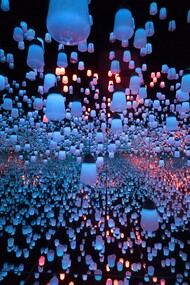 Lanternas brancas no museu de arte digital sem fronteiras do Teamlab em Tóquio, no Japão. Em vez de serem vistos como locais estáticos, silenciosos e distantes da realidade contemporânea, os museus precisam ser compreendidos como ambientes vivos, dinâmicos e acessíveis, capazes de dialogar com os anseios e inquietações da juventude. Desde os primeiros anos da formação escolar até a juventude, a visita a um museu representa uma experiência formativa que vai muito além do simples ato de observar objetos antigos ou obras de arte. Trata-se de um encontro com o conhecimento em sua forma mais humana, sensorial e afetiva