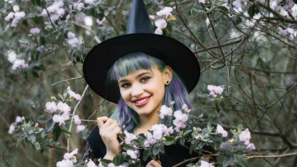Seu riso ecoava entre as torres da escola e as casas da vila, infiltrando-se nos pensamentos e sacudindo certezas. E não era à toa: Lavanda era a melhor professora de magia, a mais querida e, sobretudo, a mais perigosa para aqueles que preferiam permanecer adormecidos dentro de suas próprias ilusões
