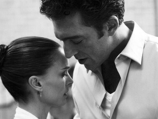 Complacer a la autoridad significa obedecer siempre. Thomas le ordena que se ponga en contacto con sus propios instintos. Natalie Portman y Vincent Cassel