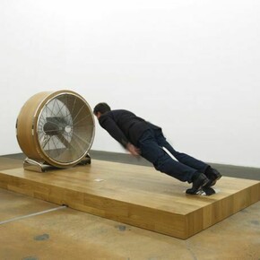 Philippe Ramette, artiste français né en 1961, A Contre-Courant (Hommage à Buster Keaton, utilisation), 2008, Photographie: Marc Domage, Courtesy Galerie Xippas © Philippe Ramette, ADAGP, Paris 2013