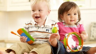 Dos niños aprendiendo a hacer música