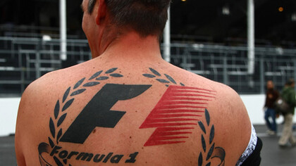 Lo storico logo della Formula 1 tatuato sulla schiena di un fan