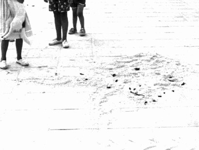 Niñas cuanto al lugar donde la exetarra María Dolores González Catarain, «Yoyes» fue asesinada por sus excompañeros unas horas antes en su pueblo de Villafranca de Ordizia (10 de septiembre de 1986)