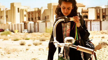 Una scena de "La bicicletta verde" di Haifaa al-Mansour