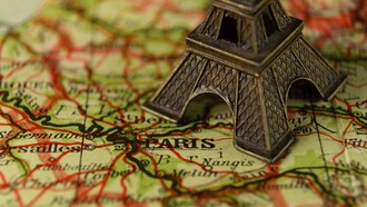 París despliega su encanto bajo la atenta mirada de la torre Eiffel