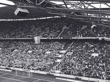 Les tribunes du Celtic Park en Écosse lors d’un Old Firm avec à gauche, les supporters du Celtic FC ; à droite, ceux des Rangers FC, deux mémoires face à face dans un même stade