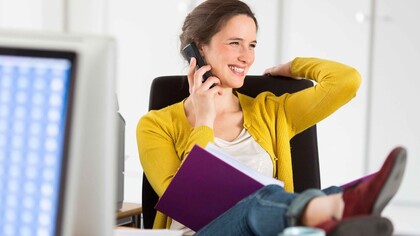Trabajadora sonriente en la oficina