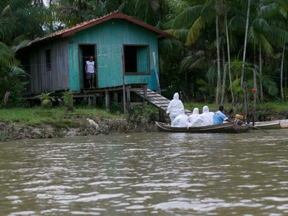 SUS workers on a canoe in Morro da Conceição, Brazil