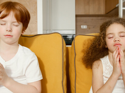 Crianças começam a meditar em casa antes de ir para a escola