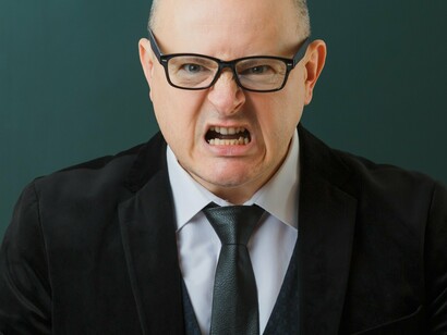 Professor visivelmente irritado. Reconhecer meu comportamento era fácil, mas compreender as razões por trás dele foi um processo mais profundo. Ao ouvir o feedback, aplicado com respeito e cuidado pela minha então coordenadora, percebi que poderia identificar, com clareza, as duas alunas mais atingidas pelo meu descontrole