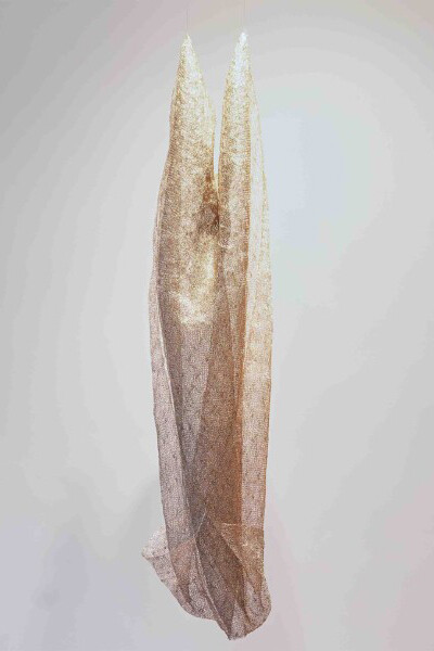 Hechizoo Textiles, Curiti Tapestry, 2007. Gold, white copper, silver, black copper wire, 68 1/2″ h x 15″ d. Courtesy of Cristina Grajales Gallery