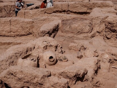 Stanza con crogiolo in situ accanto a vasi in ceramica. Per le immagini si ringrazia il Ministero degli Esteri