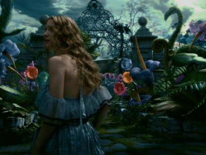 Estaban el Conejo Blanco, el Sombrerero, la Oruga azul, el Gato de Cheshire, y la Reina de Corazones, pasaban a nuestro lado declamando citas de los personajes