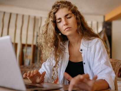 Temos as mais famosas. É o caso do Chatgpt. O qual tem definido limites éticos ligados a direitos autorais relacionados a filmes. Visando evitar plágio. Principalmente, se tratando de gerações muito digitais. A qual não se preocupa com ética ligada à inteligência artificial. Como é o caso da Geração Z. China tem a Deepseek. A qual teve certas imprecisões ligadas a fatos históricos da China. Como é o caso do massacre de Nanquim. Mas, isso foi no início. Logo depois, foi corrigido esse problema