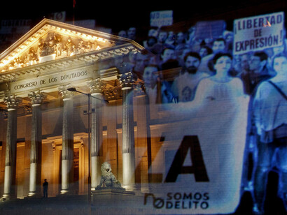 Manifestación de hologramas ante el Congreso de los Diputados en Madrid