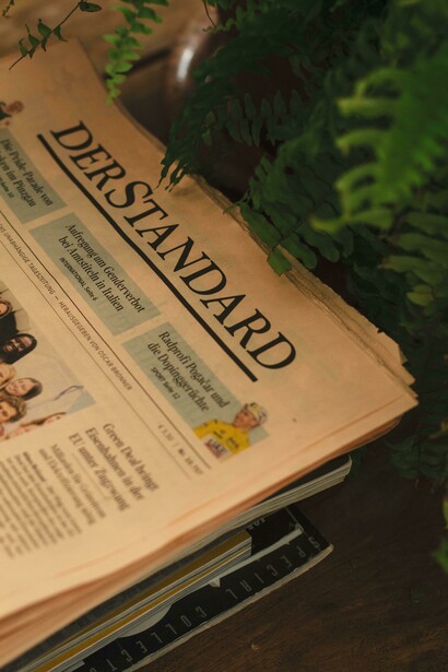 Periódicos apilados. La prensa escrita venezolana ha sufrido un declive significativo, afectada por la escasez de papel y la presión gubernamental sobre los medios independientes
