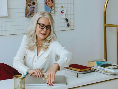Mulher de meia idade feliz em seu trabalho. Networking é um ponto fundamental. Não tenha medo de contar aos amigos, familiares e colegas sobre suas novas ambições. Participe de eventos, feiras e grupos relacionados ao seu novo interesse. A conexão com outras pessoas pode abrir portas que você nem imaginava