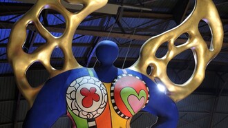 Sculpture de L’Ange protecteur de Niki de Saint Phalle à la gare de Zurich, en Suisse