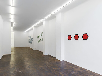 Lawrence Weiner. Courtesy of Galerie Hubert Winter