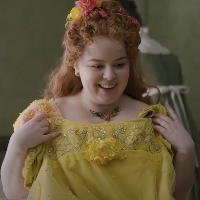 Penélope, en particular, se caracteriza por usar predominantemente el amarillo, que simboliza optimismo, alegría y juventud