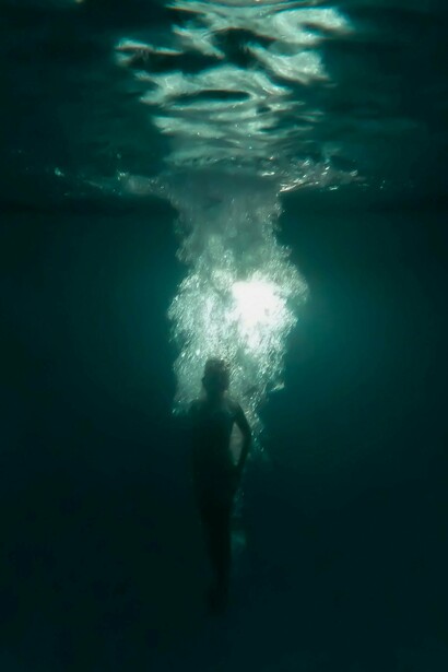 Dentro deste contexto, é mais que necessário, prestar atenção a tudo que nos cerca, tudo, sem negligência com o que precisa ser escutado e corrigido em tempo, porque tudo isso somado, faz a vibração de um lugar, de um ser, estar saudável ou adoecida, e que vai interferir diretamente em nossos corpos. Se não captarmos esta necessidade de precisão impecável com a escuta profunda em todas as manifestações das correntes da vida, não conseguiremos perceber os movimentos internos, as coisas que vem do alto, do espirito