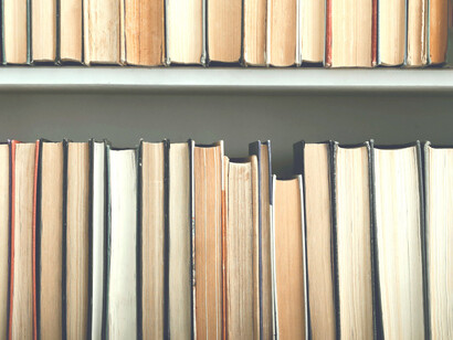 Estantería con libros antiguos. El significado de "literatura" ha evolucionado con la historia de la humanidad