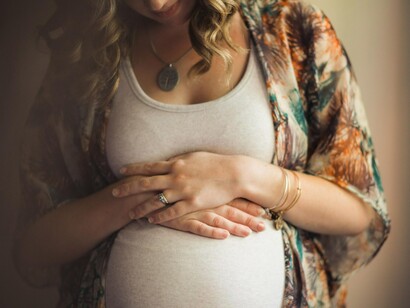 Mujer embarazada preocupada por los efectos del zika