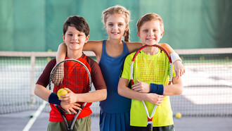 Niños que practican tenis: es absurdo entrenar a un niño como una versión miniatura de alto rendimiento