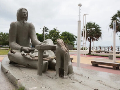 Corbiniano Lins, nascido em Olinda, misturou arte e ciência em suas obras, destacando o cotidiano e a força feminina, com traços sofisticados e sutis. Foto: Fabiane de Paula da Estátua de Iracema na Praia do Mucuripe -Fortaleza - Ceará (CE) - Brasil 