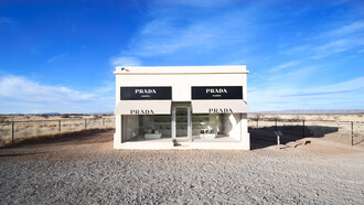 Esta tienda conceptual de Prada fue creada en 2005 por Michael Elmgreen e Ingar Dragset y se encuentra en el desierto de Texas en EE.UU.