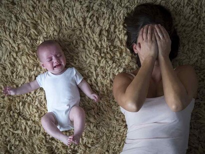 Madre con síntomas de depresión post-parto