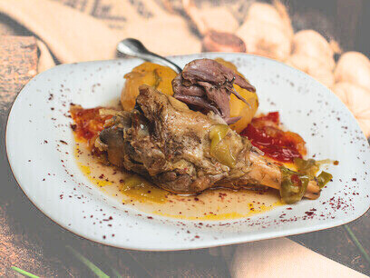 Le coq au vin, un plat où la rusticité se marie à la finesse, grâce à la qualité du vin et du coq, mijotés lentement pour révéler toute leur profondeur