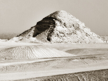 El hallazgo fundamental fue encontrar la piedra de fundación “Petra Magna”, con inscripciones, monedas con el rostro de Cleopatra y un pequeño busto de la reina del Nilo. Paisaje de las pirámides de Abu Sir, Egipto