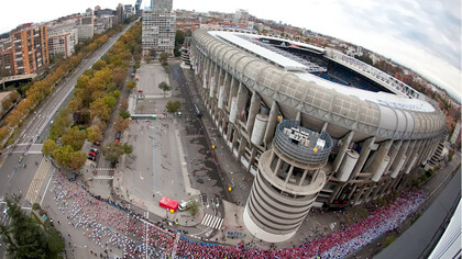 La entrada de los aficionados al estadio Santiago Bernabeu