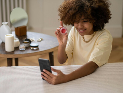 Entenda o papel dos influenciadores digitais na promoção de uma cultura de aceitação e celebração da individualidade através de parcerias com marcas inclusivas