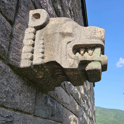 Particolare delle mura del cimitero germanico di Quero, Belluno, Italia