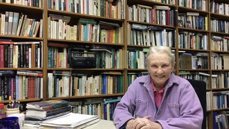 Carolyn Merchant en su oficina en la Universidad de California, Berkeley, USA, 2017