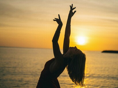 Mulher dança na praia. Existe um lugar muito suave para aterrissar. Não é um conceito. Não é uma técnica. Muito menos um objetivo. É uma presença. É um respiro