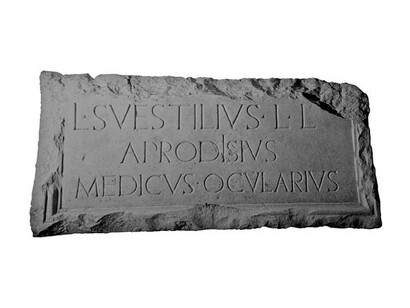 Medici militari. Negli ospedali dell’esercito prestavano servizio i medici militari, i cui nomi sono ricordati in molte lapidi tombali per tutto l’Impero