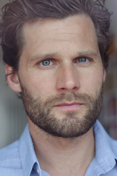 Alexis Michalik è un drammaturgo, regista e attore francese noto per la sua capacità di mescolare teatro classico e moderno in opere dal ritmo incalzante. Foto di Lisa Lesourd 