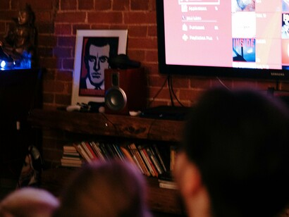 Casal utiliza serviço de streaming para assistir a um filme. Daí podemos imaginar que a televisão e o rádio ajudaram e ajudam na construção do imaginário social das culturas populares no capitalismo. A esse respeito temos a folkcomunicação encabeçada pelo jornalista Luiz Beltrão para designar o intercâmbio das mensagens que o povo faz no seu dia a dia a partir da mídia