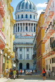 Calle en La Habana Vieja con el Capitolio al fondo