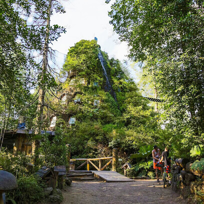 Aquí, lo natural no se contempla a lo lejos: se habita, se escucha y se respira en cada rincón. Hospedarse en esta arquitectura fantástica es entrar en un refugio de lujo rústico, donde el diseño dialoga con el paisaje de la Patagonia chilena, Chile