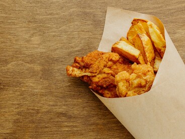 Chips became an inexpensive staple in the working-class diet in England, especially in industrial towns