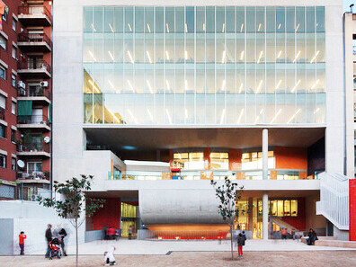 Todas las sesiones son con entrada gratuita previa reserva. Cada ciclo trimestral incluye conversaciones con los autores y visitas guiadas. Centro Cívico Urgell-Barcelona, España