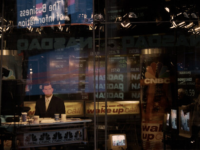 Un estudio de redacción real, con un presentador de noticias real