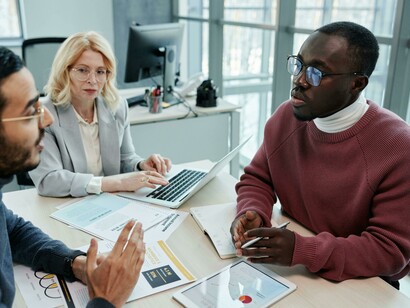 Reunión para planificar un proyecto. La prospectiva estratégica es un proceso sistemático, participativo, de recopilación de información de inteligencia para una visión de largo plazo