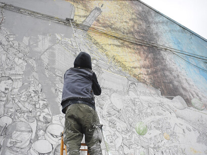 Lo street artist Blu cancella i suoi graffiti dai muri di Bologna