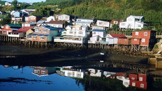 Palafitos (construcción que se alza en terrenos anegables, sobre estacas o pies derechos) del Río Gamboa, Castro, Chiloé, Chile